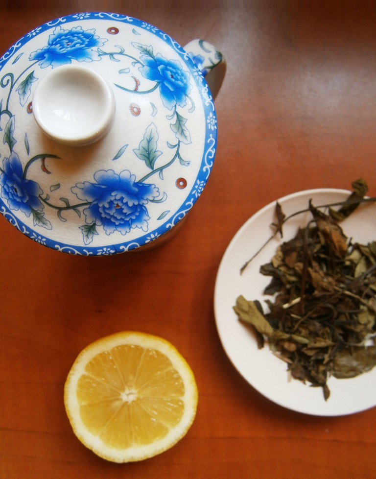 ceai-alb-rozmarin-si-lamaie